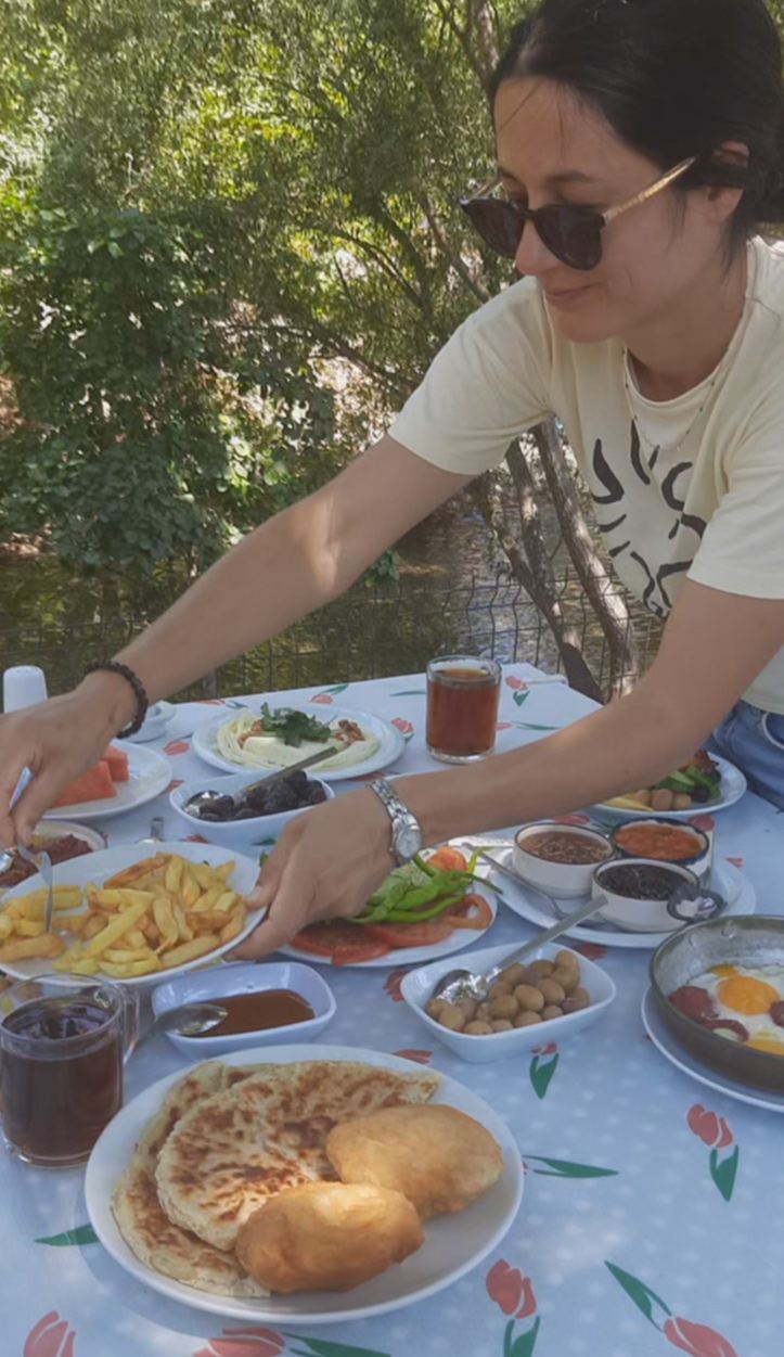 Mıhlı Çayı kıyısındaki Talya Camping kahvaltı sofrası: demli çay, gözleme, pişi, zeytin ve ev yapımı reçeller