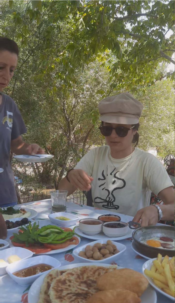 Talya Camping kahvaltısında sofraya taze getirilen reçeller, zeytin ve sucuklu yumurta